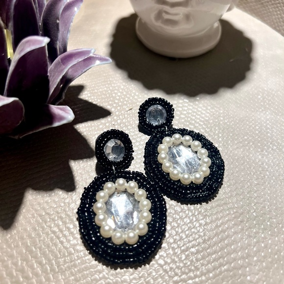 Black and white handmade beaded earrings - Picture 1 of 2